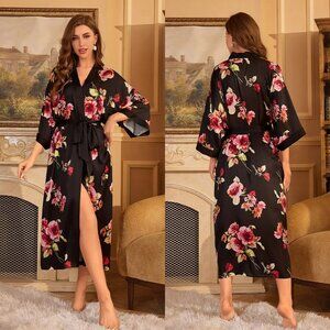 Floral Black Women's Kimono / ROBE